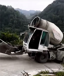 4.0 self batching concrete truck climbing on the moutain roads.jpg